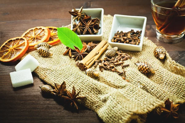 Especiarias aromáticas e decoração para chá — Fotografia de Stock